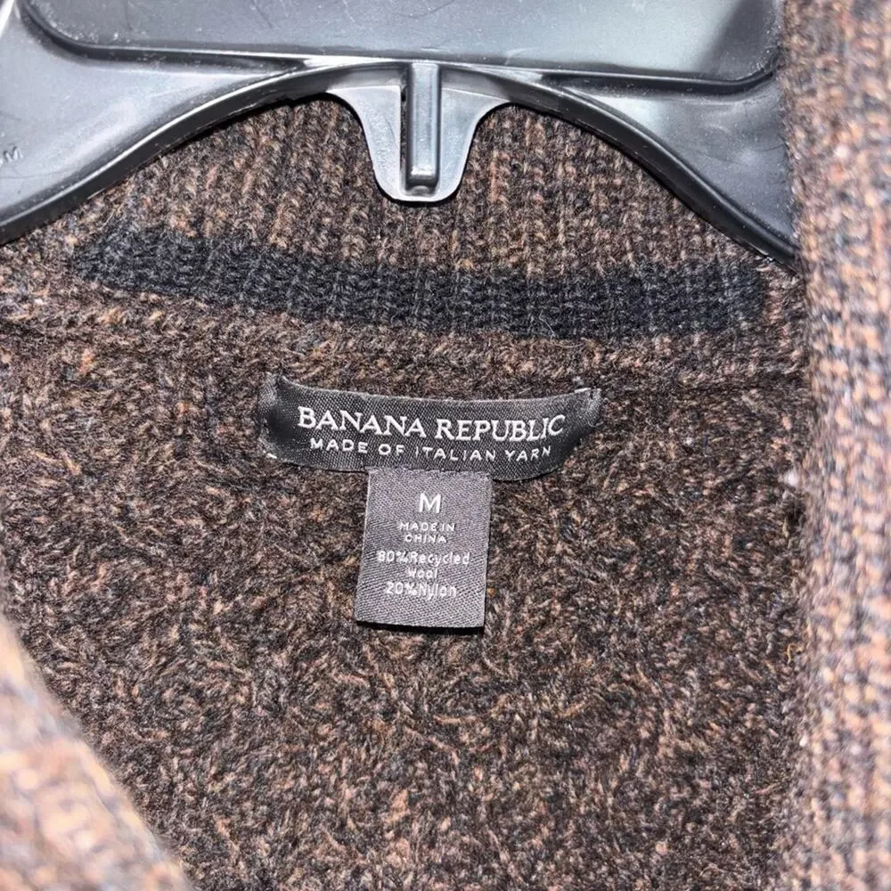 Banana Republic men’s medium Cable Knit Cardigan *needs fabric shaver*